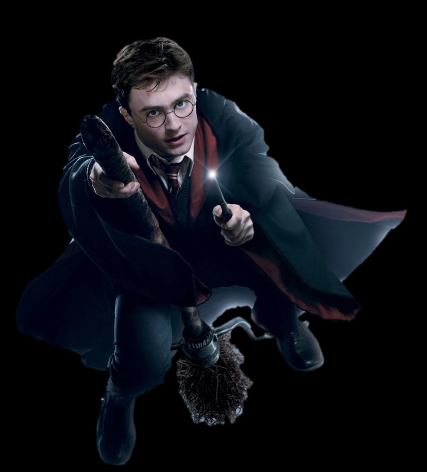 Harry Potter voando em uma vassoura com a varinha acesa
